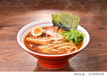 中華そば、ラーメン、醤油ラーメン、醤油らーめん、麺料理。 121645283
