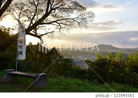 岐阜県恵那市　岩村城跡の岩村歴史資料館駐車場からの岩村城下町眺望 121645561