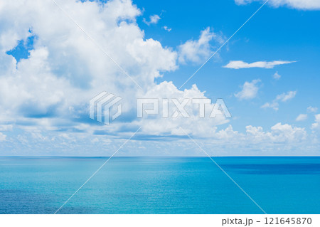 【タイ】サムイ島の青い海と白い雲 121645870