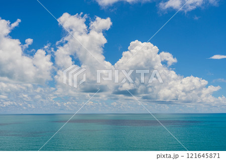 【タイ】サムイ島の青い海と白い雲 121645871