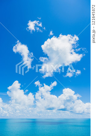 【タイ】サムイ島の青い海と白い雲 121645872