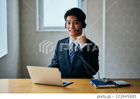ガッツポーズをする20代の若い男性 ガッツポーズをする20代の若い男性 121645885
