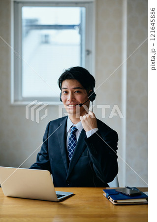 ガッツポーズをする20代の若い男性 ガッツポーズをする20代の若い男性 121645886