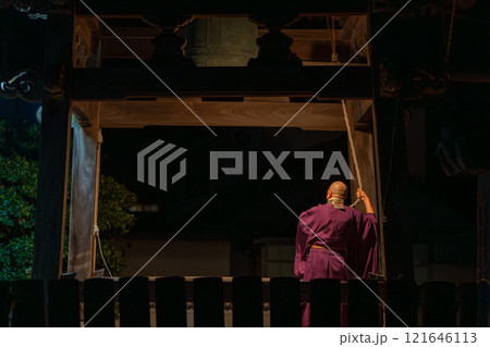 除夜の鐘をつく僧侶 除夜の鐘をつく僧侶 121646113