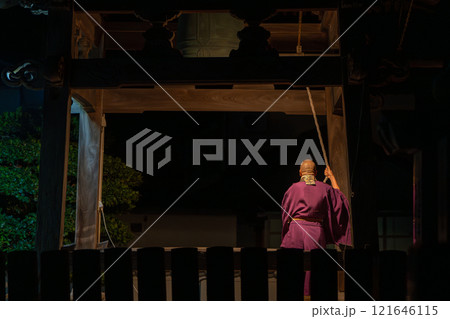 除夜の鐘をつく僧侶 121646115