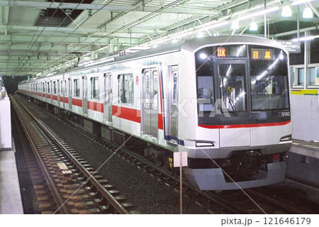 目黒へ向けて夜の目黒線をゆく東急電鉄5080系 目黒へ向けて夜の目黒線をゆく東急電鉄5080系 121646179