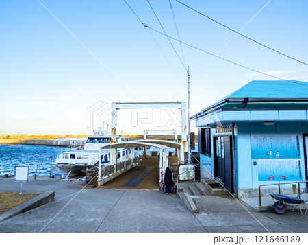 神島港の定期船待合所と定期船（三重県鳥羽市） 121646189