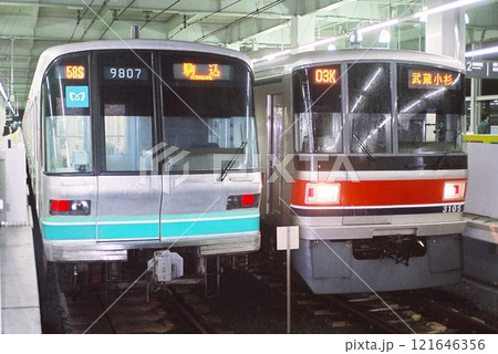 武蔵小杉で並ぶ東京メトロ9000系（駒込表示）と東急電鉄3000系（武蔵小杉表示） 121646356