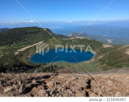 一切経山の山頂から眺める五色沼の絶景 121646563