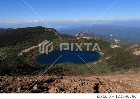 一切経山の山頂から眺める五色沼の絶景 121646566