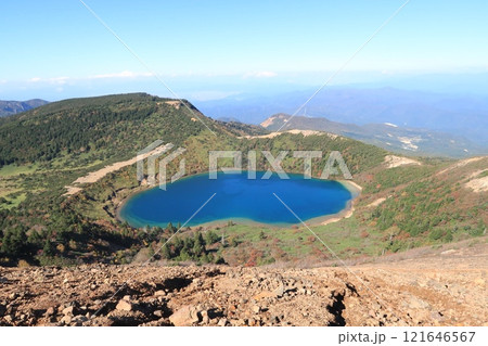 一切経山の山頂から眺める五色沼の絶景 121646567