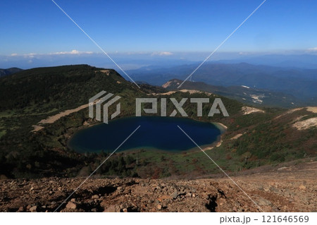 一切経山の山頂から眺める五色沼の絶景 121646569
