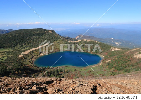 一切経山の山頂から眺める五色沼の絶景 121646571