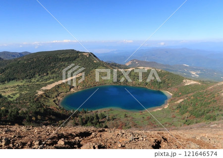 一切経山の山頂から眺める五色沼の絶景 121646574