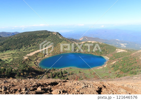 一切経山の山頂から眺める五色沼の絶景 121646576