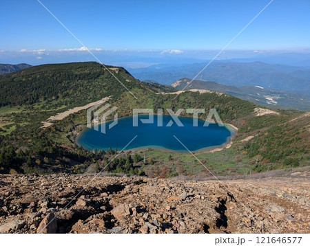 一切経山の山頂から眺める五色沼の絶景 121646577