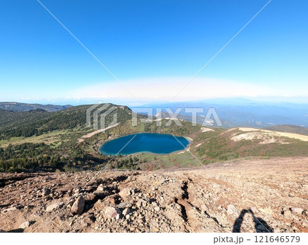 一切経山の山頂から眺める五色沼の絶景 121646579