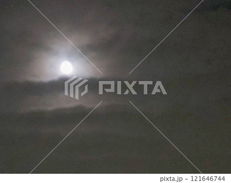 日本の夜に見る月 日本の夜に見る月 121646744