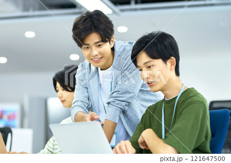 オフィスでミーティングする若いITエンジニア オフィスでミーティングする若いITエンジニア 121647500