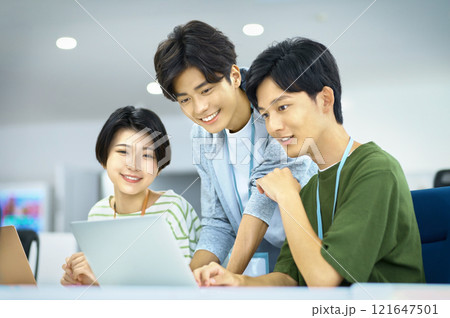 オフィスでミーティングする若いITエンジニア オフィスでミーティングする若いITエンジニア 121647501