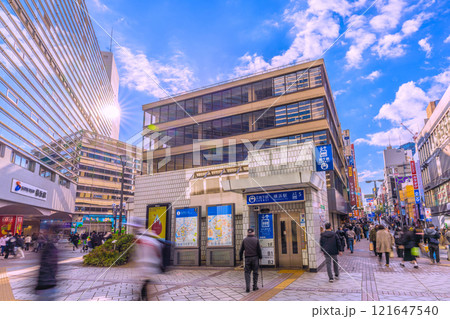 日本の横浜都市景観1月2日。相鉄横浜駅前。賑わうパルナードSTなどを望む。光あれ…＝令和7年 121647540