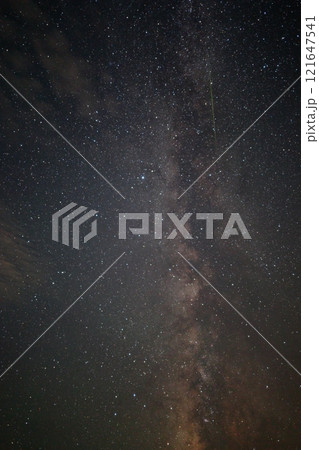 天の川を流れるペルセウス座流星群 121647541