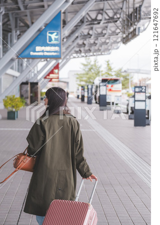 空港で待ち合わせて女子旅へ行くイメージ 空港で待ち合わせて女子旅へ行くイメージ 121647692