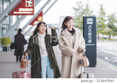 空港で待ち合わせて女子旅へ行くイメージ 空港で待ち合わせて女子旅へ行くイメージ 121647695