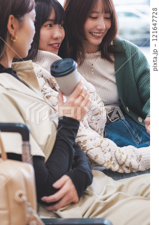 女子旅出発前にワクワクしているイメージ 女子旅出発前にワクワクしているイメージ 121647728