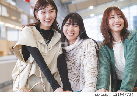 女子旅出発前にワクワクしているイメージ 女子旅出発前にワクワクしているイメージ 121647734
