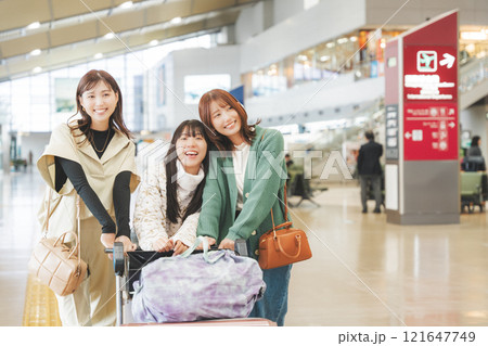 女子旅出発前にワクワクしているイメージ 女子旅出発前にワクワクしているイメージ 121647749