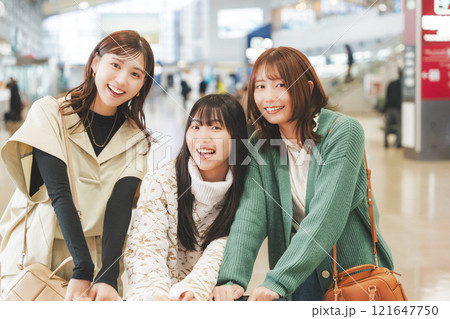 女子旅出発前にワクワクしているイメージ 121647750