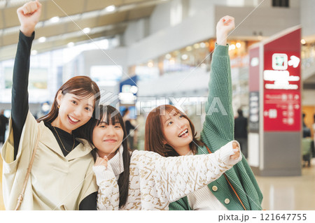 女子旅出発前にワクワクしているイメージ 121647755