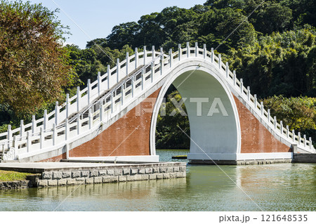 Close-up of Jindai Bridge across the lake of Dahu Park in Taipei, Taiwan. 121648535