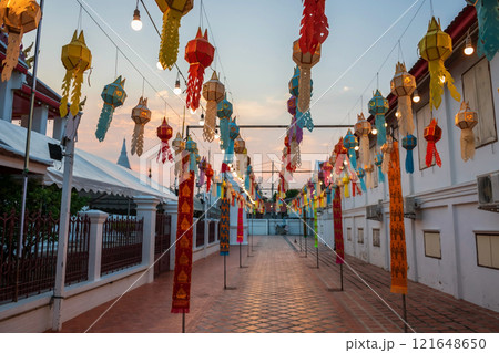 Lantern lamps of Wat Poramaiyikawat at sunset, Ko Kret 121648650