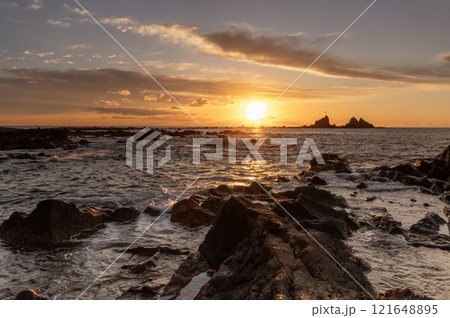 真鶴半島の海から上がる日の出の風景 真鶴半島の海から上がる日の出の風景 121648895