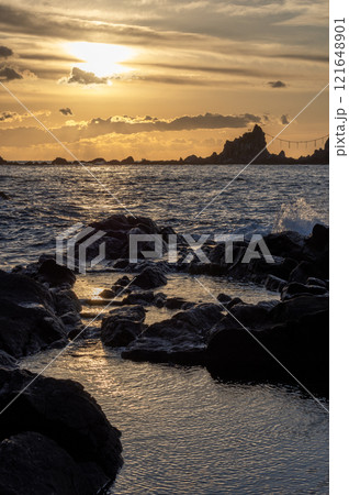 真鶴半島の海から上がる日の出の風景 真鶴半島の海から上がる日の出の風景 121648901