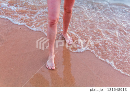 Beach - women's foot and the grains of sand. 121648918