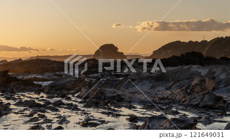 オレンジ色に染まる夕暮れの磯の風景 121649031