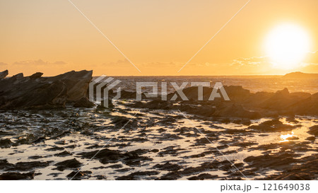 夕陽に照らさる磯の風景 121649038