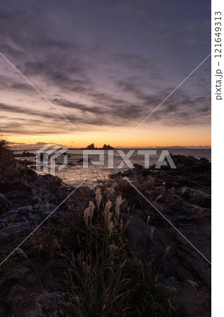 真鶴半島の海から上がる日の出の風景 真鶴半島の海から上がる日の出の風景 121649313