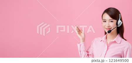 手を差し出して案内している20代のオペレーターの女性。 121649500