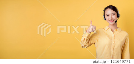 いいねをしている20代のオペレーターの女性。 いいねをしている20代のオペレーターの女性。 121649771