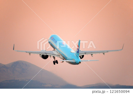 離陸する旅客機と阿蘇山 121650094