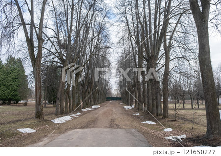 Serednikovo manor, mansion, palace, white building. arena in the Serednikovo estate in the Moscow region, a park-manor of the end of the XVIII beginning of the XIX century Serednikovo manor, mansion, palace, white building. arena in the Serednikovo estate in the Moscow region, a park-manor of the end of the XVIII beginning of the XIX century 121650227