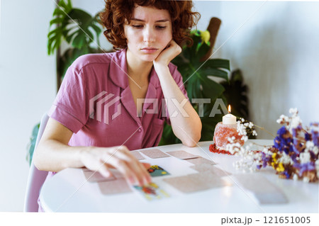 woman telling fortunes with cards 121651005