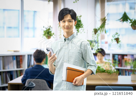 オフィスで働く私服の若い男性ビジネスマン 121651840