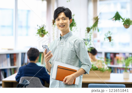 オフィスで働く私服の若い男性ビジネスマン 121651841