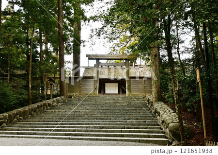 人の写り込みがない内宮神殿　内宮の正宮の風景　伊勢神宮　正宮へ続く階段 121651938