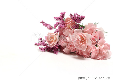 白背景のスターチスとカーネーションの花束 白背景のスターチスとカーネーションの花束 121653286